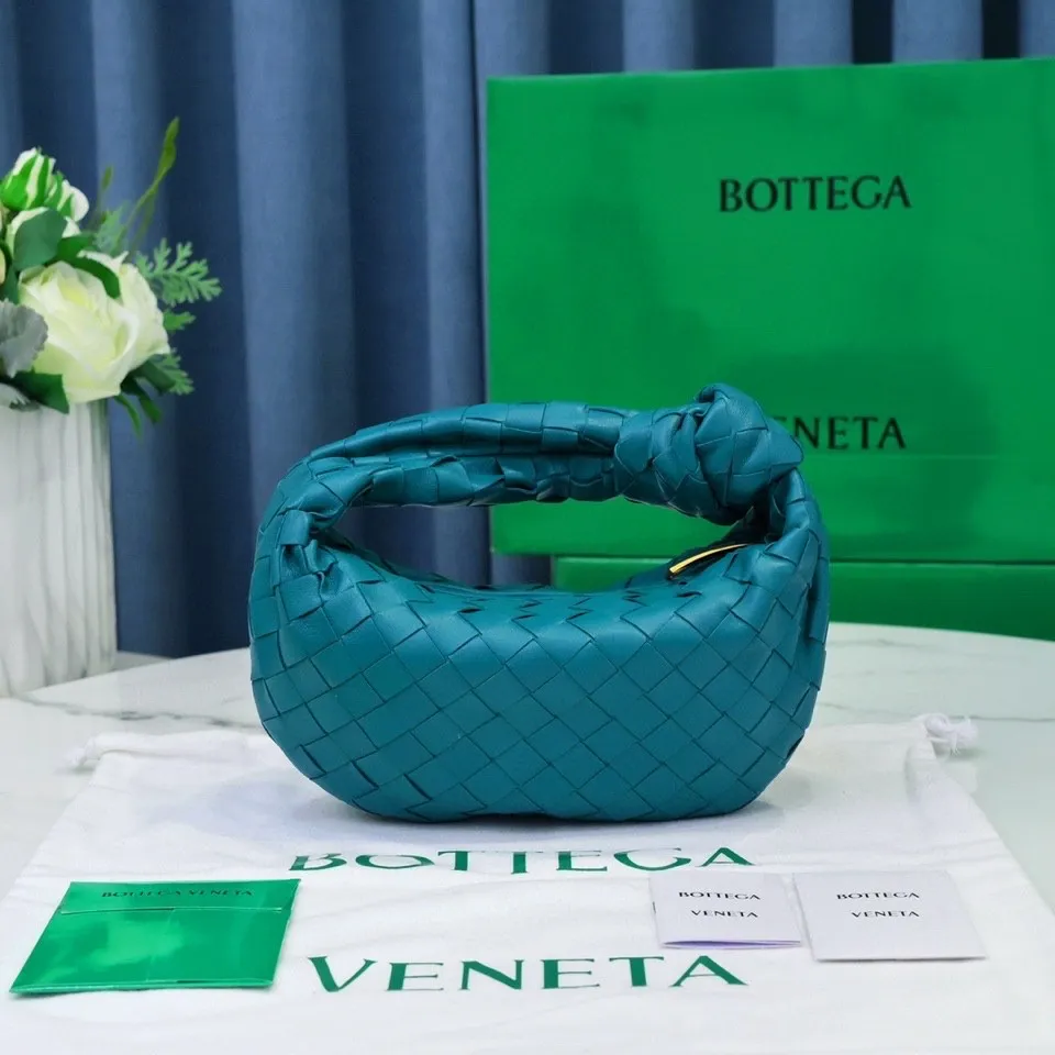 Batch 1120 BV Bottega Veneta's new early spring women's MINI JODIE handbag BV bag 🔥The new method is based on the original rounded corners, knotted with classic woven leather round hobo bag, The most iconic triangular pull-out design, using sheepskin draped soft shape, is super suitable for concave shapes~ Jodie feels really gentle to people, and is definitely the best item for daily matching. It has the same weave, new elements and twists, is compact and versatile, and is the new favorite of street style Internet celebrities! Dimensions: 23x28x8 Model: 6699-1